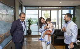 Mersin Büyükşehir Belediye Başkanı Vahap Seçer, SMA hastası Asrın Efe’yi ziyaret etti